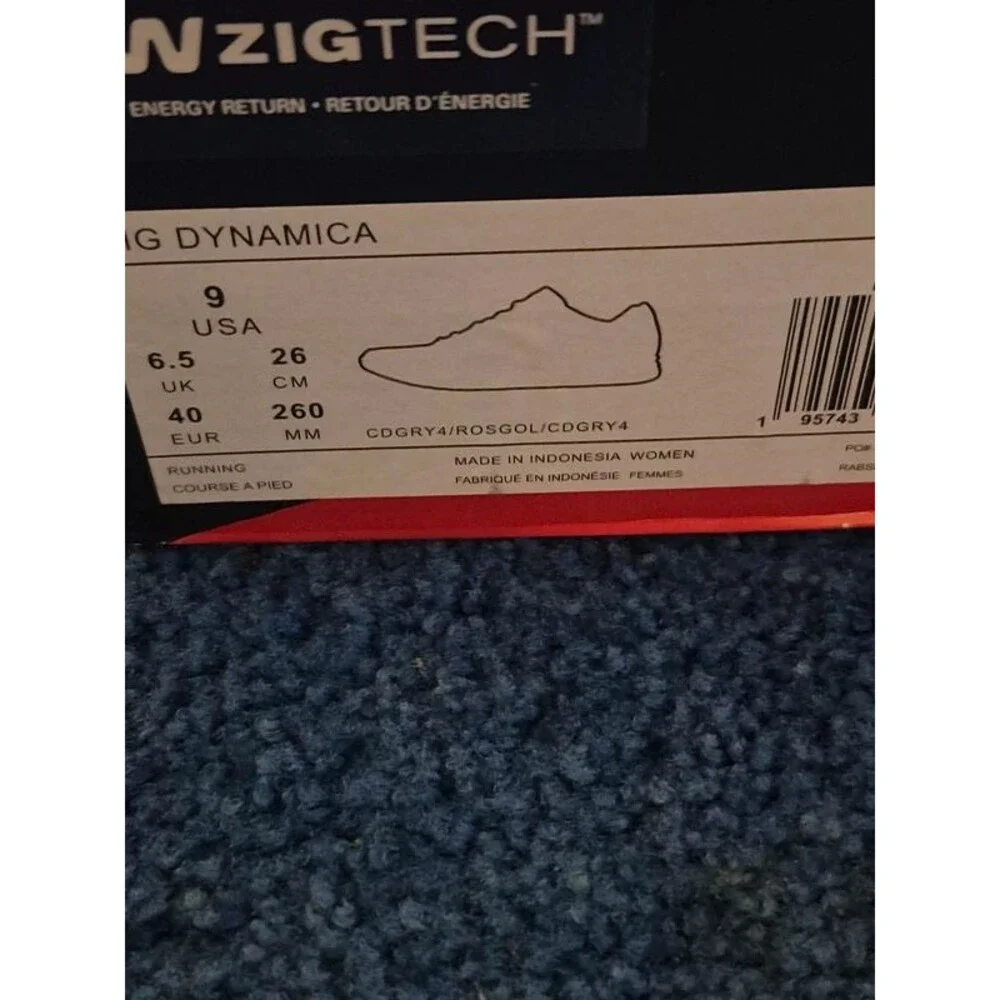 LIGHT Grey Women's  Reebok  Zig Dynamica Sneakers. Size 9
